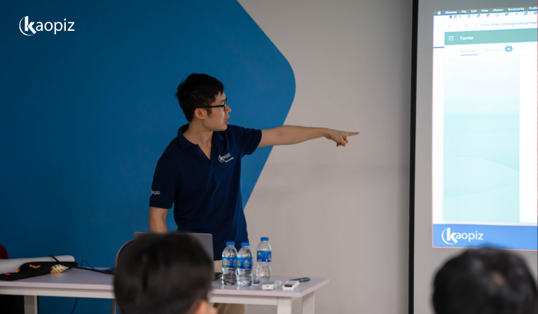 Kaopiz Director Leads a “Building Customer Relationships” class